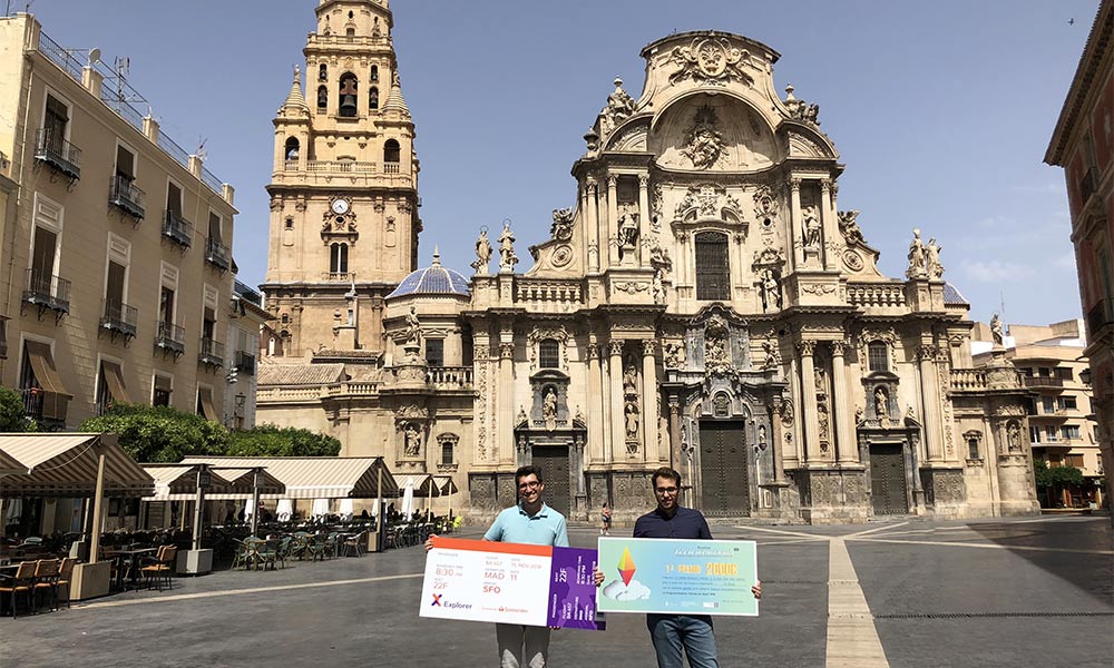 Ganadores Santander Explorer 2018 frente la Catedral de Murcia